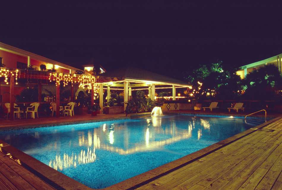Biltmore Plaza | Pool bei Nacht | © Karibik Inside